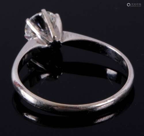 18 Kt. witgouden solitair damesring bezet met 1 briljant geslepen diamant, 0.92 ct., VVS2/G, ringmaat: 19,5