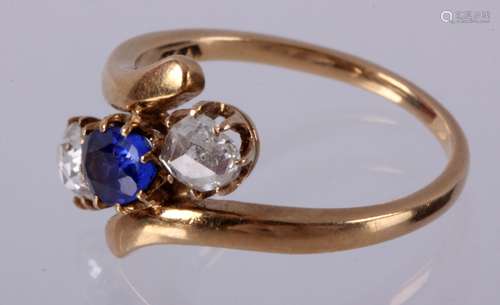 Antieke 14 kt. gouden ring bezet met 2 diamanten en een blauwe steen