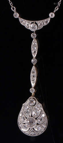 18 kt. geelgouden met platina collier met Art Deco hanger vol bezet met briljant geslepen diamant