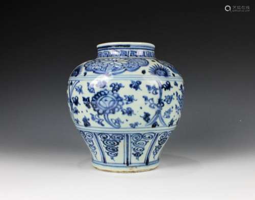 CHINESE PORCELAIN BLUE AND WHITE FLOWER JAR