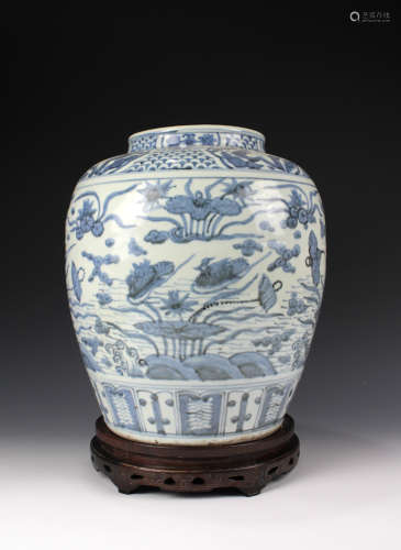 CHINESE PORCELAIN BLUE AND WHITE BIRD AND FLOWER JAR