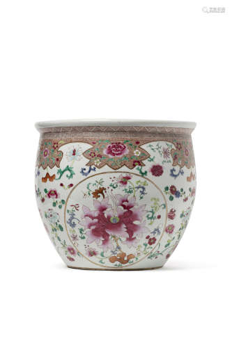 Chine, période Qing, Première moitié du XIXe siècle.  Vasque en porcelaine et émaux de la famille rose