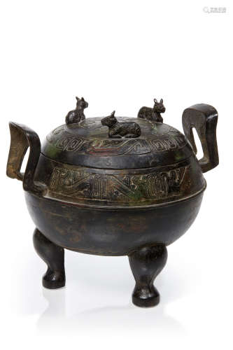CHINE XVI siècle  Vase ding couvert
