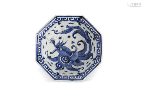 Japon, Arita, XIXe siècle  Coupe octogonale en porcelaine blanche