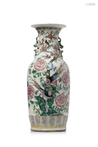 Chine, période Guangxu  Grand vase balustre en porcelaine et émaux de style famille rose