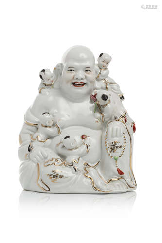 Chine, 1920  Sujet en porcelaine et rehaut or