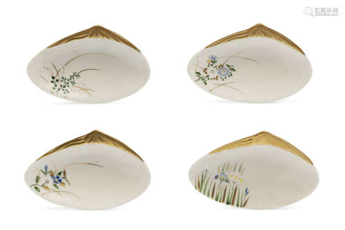 Japon, vers 1900 -1920  Lot de 4 petites coupelle reprenant la forme d’un coquillage surmonté du Mont-Fuji, en porcelaine et émaux, rehaussé d’or