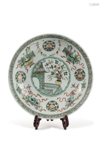 Chine, XIXe siècle.  Important en plat en porcelaine et émaux de la famille verte