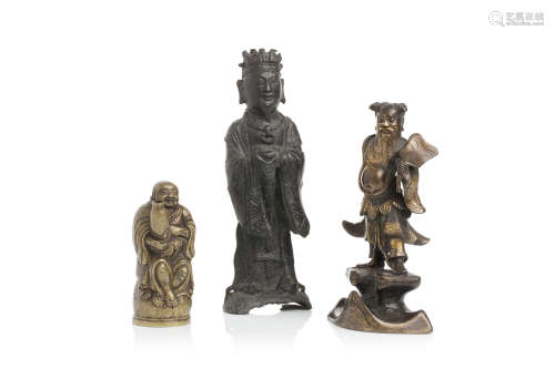 Chine, époque Ming, XVIIe siècle.  Lot comprenant une divinité du tao en bronze de patine brune et un immortel en bronze doré.