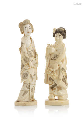 Japon, vers 1900-1920  Deux okimono en ivoire *