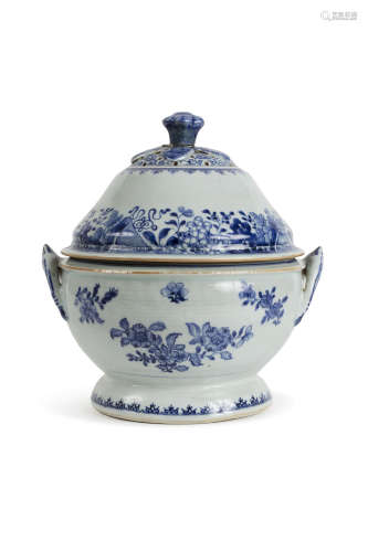 Chine, XIII ème siècle, Compagine des Indes  Importante terrine couverte en porcelaine bleu blanc