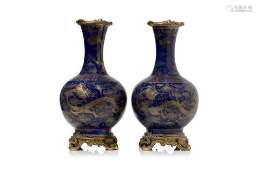 Chine, marque et époque Guangxu (1875-1908)  Paire de vases pansus à long col en porcelaine et émail bleu poudré