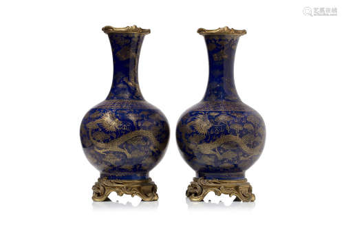 Chine, marque et époque Guangxu (1875-1908)  Paire de vases pansus à long col en porcelaine et émail bleu poudré