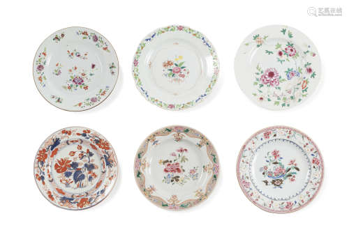Chine, période Qianlong, Compagnie des Indes, XVIIIe siècle.  Lot comprenant cinq assiettes en porcelaine et émaux de la famille rose