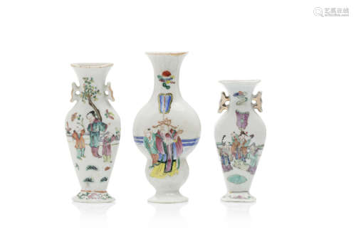 Chine, XIXe siècle  Trois petits vases d’applique en porcelaine et émaux de la famille rose et rehauts d’or