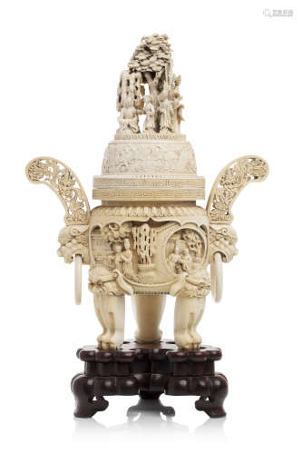 Chine à vers 1930  Brûle-parfum tripode couvert en ivoire *