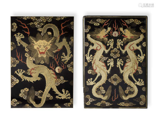 Chine, époque Kangxi (1662-1722) pour les boites  et époque Qianlong (1736-1795) pour le coffret extérieur  Rare ensemble de deux boites destinées à contenir des bâtons d’encre, en laque noir à décor au laque or et polychrome,