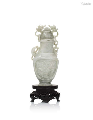 Chine, 2ème moitié du XXe siècle  Vase balustre couvert en jade gris vert