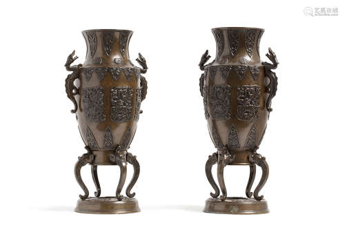 Japon, vers 1900  Deux vases en bronze de patine médaille