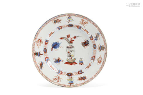 Chine, période Qianlong, Compagnie des Indes, XVIIIe siècle.  Assiette en porcelaine, émaux de la famille verte et « imari chinois »,