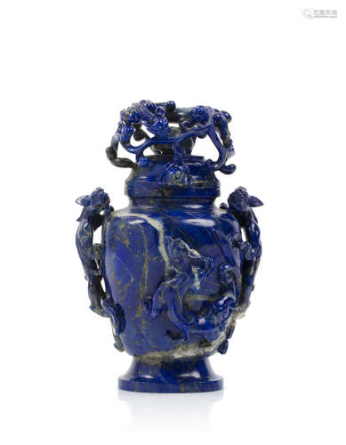 Chine, XXe siècle.  Vase balustre couvert en lapis-lazuli, couleur rehaussée