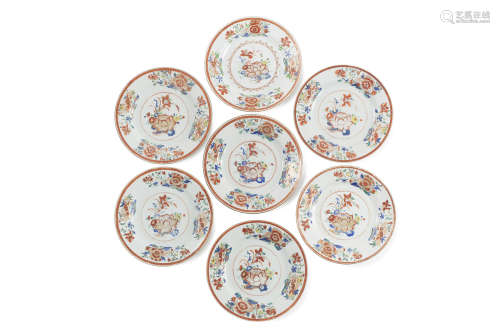 Chine, période Qianlong, Compagnie des Indes, XVIIIe siècle.  Lot de sept assiettes en porcelaine et émaux de la famille rose,