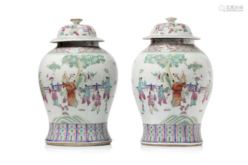 Chine, vers 1900.  Paire de potiches couvertes en porcelaine et émaux de la famille rose