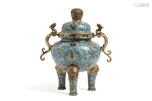 Chine, période Qianlong, XVIIIe siècle  Brûle-parfum couvert reposant sur trois pieds crachés par des têtes de lions, en bronze et émaux cloisonnés