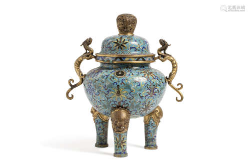 Chine, période Qianlong, XVIIIe siècle  Brûle-parfum couvert reposant sur trois pieds crachés par des têtes de lions, en bronze et émaux cloisonnés
