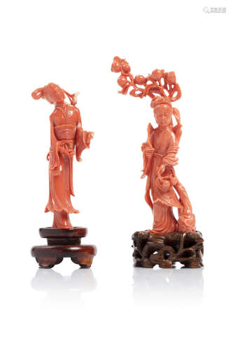 Chine, vers 1940.  Deux statuettes en corail rouge orangé *