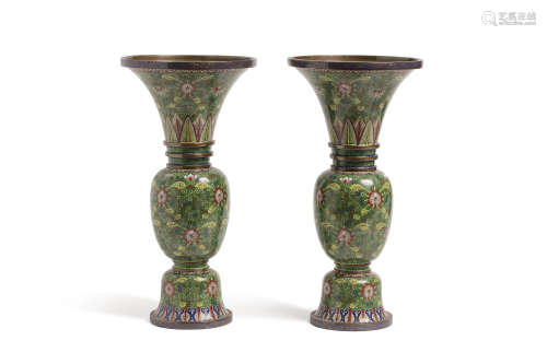 Chine, période Guangxu  Paire de vases de forme Gu en émaux cloisonnés sur bronze