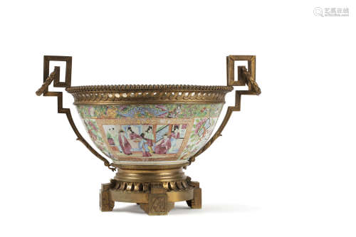 Chine, fin XIXe siècle  Important bol en porcelaine et émaux de Canton