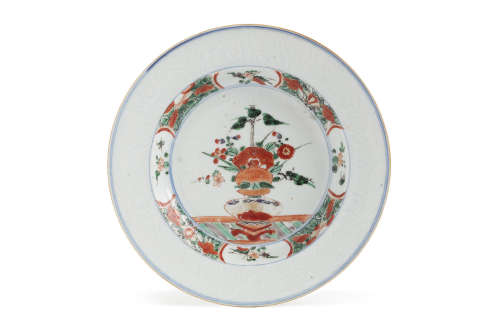 Chine, période Kangxi, Compagnie des Indes, XVIIIe siècle.  Assiette creuse en porcelaine et émaux de la famille verte