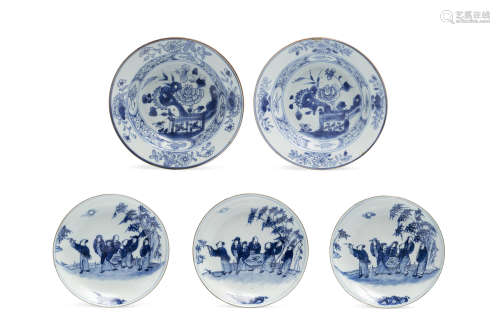 Chine, XVIIIe siècle  Lot de 5 petites coupes en porcelaine et bleu sous couverte, dont une paire Compagnie des Indes