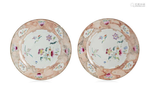 Chine, Compagnie des Indes, XVIIIe siècle.  Deux assiettes rondes en porcelaine et émaux de la famille rose,