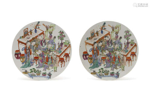 Chine, fin XIXe siècle  Paire de plaques circulaires en porcelaine et émaux de la famille rose et rehauts or
