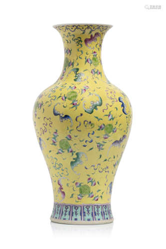 Chine, Marque et époque Guangxu (1875 - 1908)  Vase balustre à col évasé en porcelaine et émaux de la famille rose,