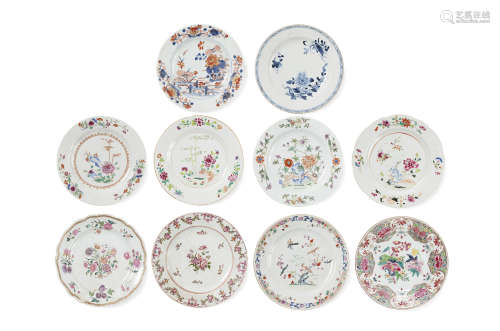 Chine, Compagnie des Indes, XVIIIe siècle  Lot de 10 assiettes rondes et polylobées en porcelaine et émaux