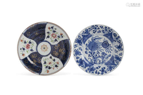 Chine, Compagnie des Indes, XVIIIe siècle.  Lot comprenant un petit plat en porcelaine blanche à décor en bleu