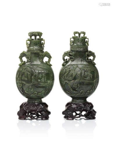 Chine, 2ème moitié du XXe siècle.  Paire de vases de forme gourdes couverts en jade épinards