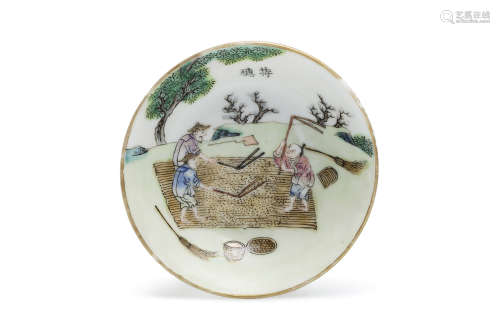 Chine, marque et époque Daoguang (1820 - 1950)  Petite coupelle en porcelaine et émaux de la famille rose