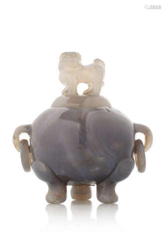 Chine, vers 1920.  Petit vase tripode couvert en agate