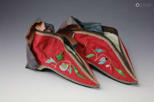 Red floral footbinding shoes