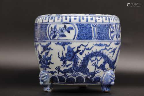 Blue and White porcelaintripot