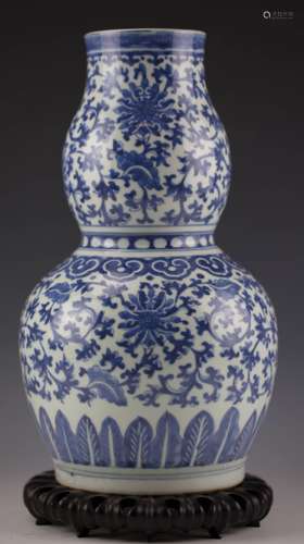 Blue and white gourd vase