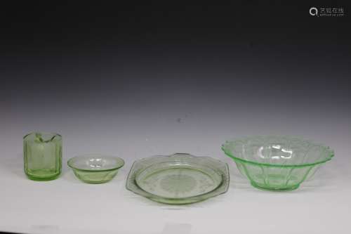 Four pieces of uranium vaseline glass tableware