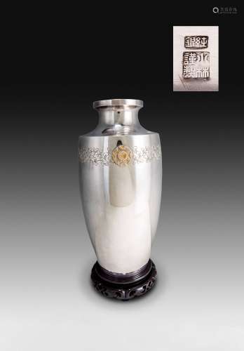 日本天皇御徽纯银十六花瓣八重表菊纹花瓶
