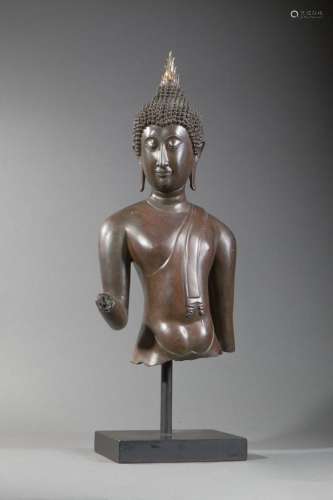 Buste de Buddha marchand au visage et au corps juvénile moulé d'une robe monastique et coiffé de larges bouclettes terminées par un rasmi flammé.