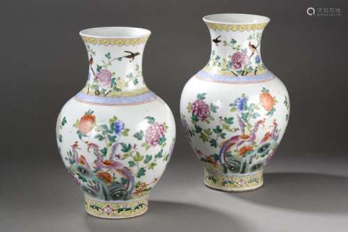 Paire de vases balustre en porcelaine de la famille rose décoré en émaux polychrome sur la couverte d'un couple de Phoenix dans un bosquet de pivoines animées de passereaux en vol.