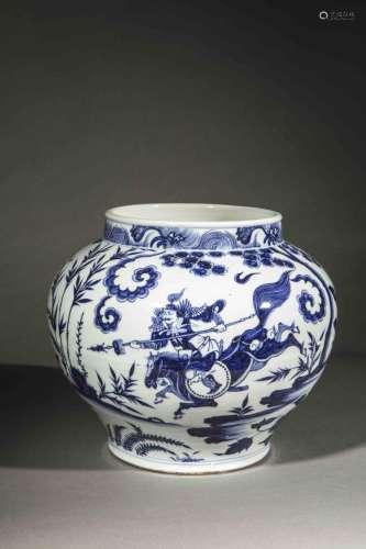 Jarre de forme Guan en porcelaine blanche décorée en bleu cobalt sous couverte d'une scène légendaire animée de guerriers.